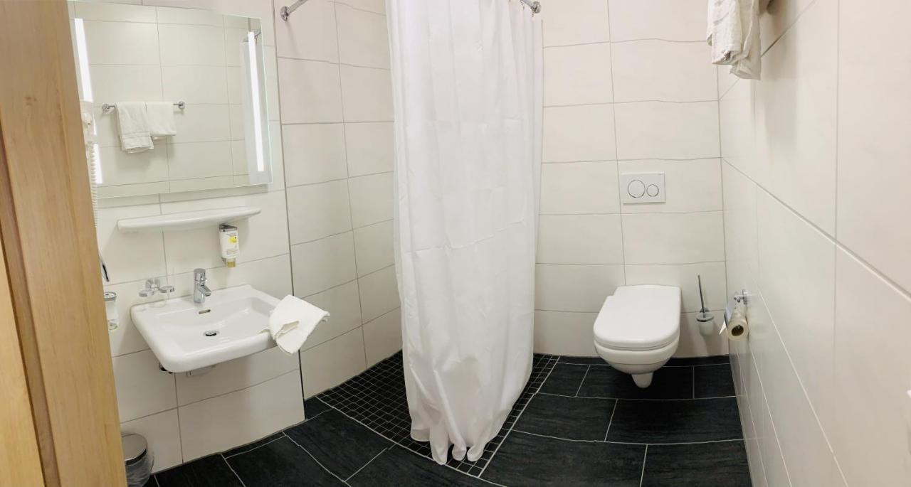 Garni-Hotel Zur Krone Schwieberdingen Esterno foto