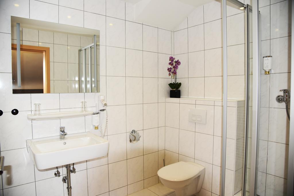 Garni-Hotel Zur Krone Schwieberdingen Esterno foto