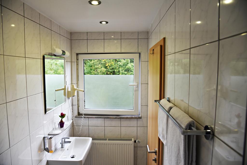 Garni-Hotel Zur Krone Schwieberdingen Esterno foto