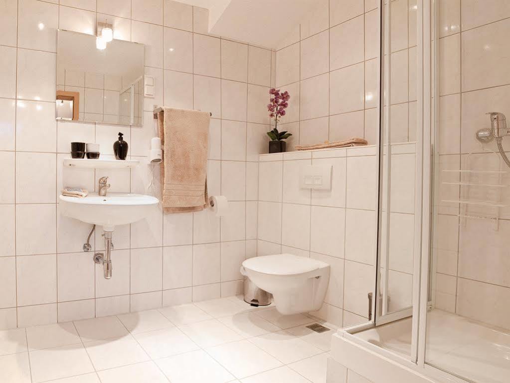 Garni-Hotel Zur Krone Schwieberdingen Esterno foto