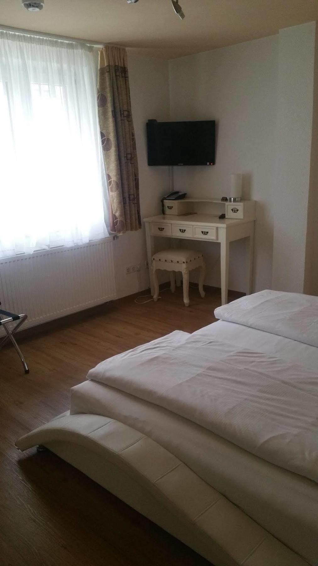 Garni-Hotel Zur Krone Schwieberdingen Esterno foto