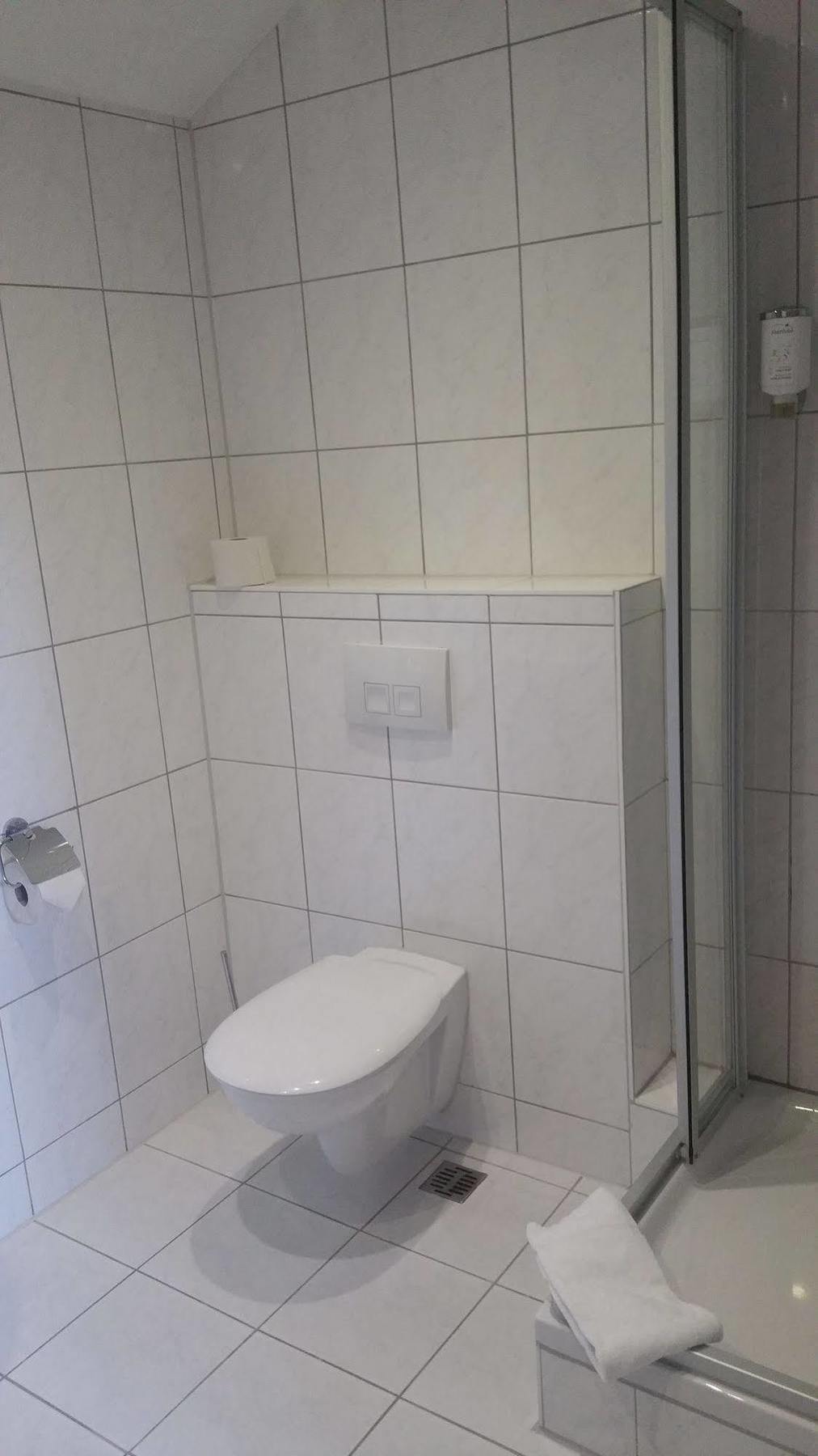 Garni-Hotel Zur Krone Schwieberdingen Esterno foto