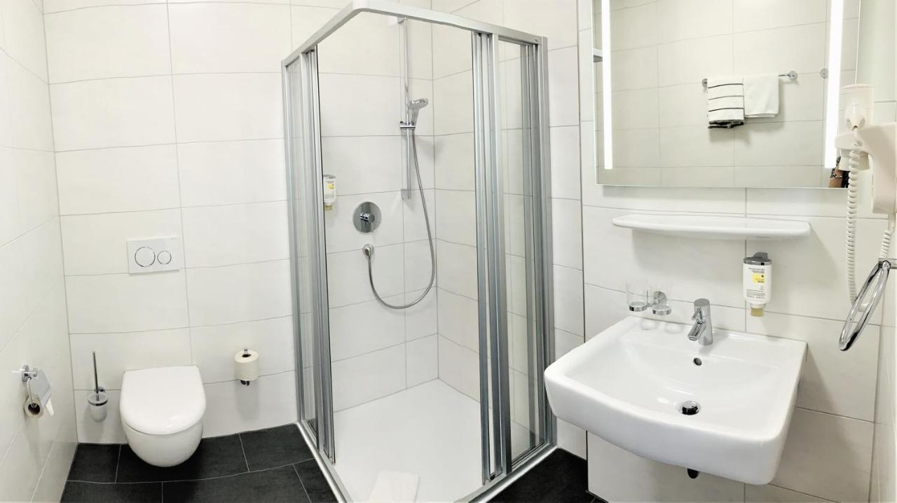 Garni-Hotel Zur Krone Schwieberdingen Esterno foto